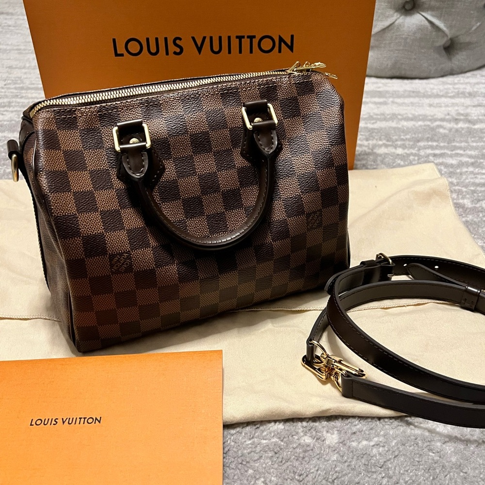 Pristine gently used speedy b 25 with strap dustbag made in France.